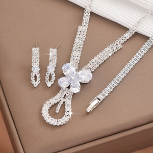 <span class=keywords><strong>Set</strong></span> perhiasan wanita putih kelas atas elegan berlian imitasi termasuk kalung anting gelang-perak berlapis trendi Hari Valentine - Product Image 2