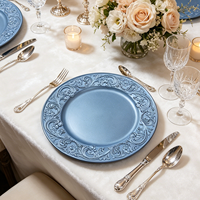 Assiettes de présentation de luxe dorées Wojia 13 pouces, bordure florale en relief, en plastique thermolaqué pour la décoration de table d'hôtel, de banquet et d'événements