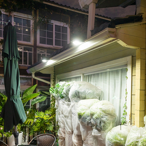 ไฟโซลาร์แบบหนีบ 72LED สำหรับภายนอกอาคาร ไม่ต้องเจาะ ติดตั้งง่าย พร้อมเซ็นเซอร์ตรวจจับความเคลื่อนไหว กันน้ำระดับ IP65 เหมาะสำหรับติดตั้งบนรั้ว ระเบียง ผนัง - Product Image 4