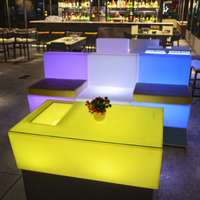 Tables et fauteuils électroniques à LED à changement de couleur résistants à l'eau avec une atmosphère personnalisée et un design moderne pour une utilisation en bar