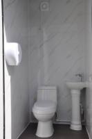 Toilettes portables en panneaux sandwich, installation facile, design durable et écologique pour les lieux sportifs, les espaces publics et les parcs