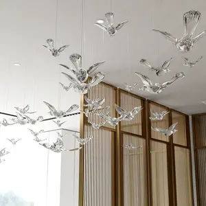Otel lobisinde gökyüzünde kuşlar asılı