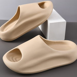 Pantoufles à faible MOQ pour hommes et femmes, élégantes, durables, antidérapantes et confortables pour la maison - Product Image 1