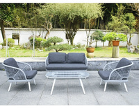 Outdoor-Rattan-Sitzgruppe für Terrasse und Garten mit Wasserdichten Kissen, Sesseln und Kaffeetisch