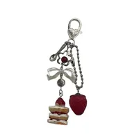 Porte-clés en alliage de zinc fait main, motif gâteau aux fraises, breloque alimentaire, bijou pour femme, accessoire de sac, vêtements, voiture, cadeau pour filles