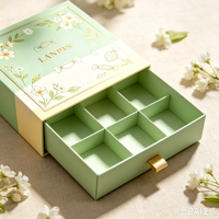 Boîte cadeau rigide artisanale délicate de type tiroir avec illustration personnalisée de fleurs et bonbons, plateau en papier à compartiments et fermeture magnétique pour aliments