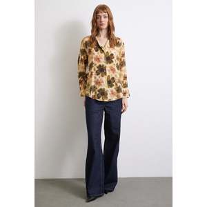 Camisa de Voile con Estampado Floral de Mango para Mujer, Blusa Casual de Chifón con Botones, Color Caqui, Estilo Diario - Product Image 4