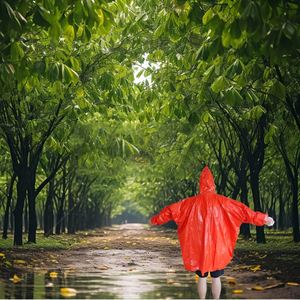 Imperméable long orange en PE pour adulte, isolant thermique, manches longues, réutilisable, portable, équipement de survie d'urgence pour le camping et la randonnée - Product Image 4