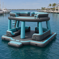 Dock gonflable pour marina avec bar central, sièges-canapés et parasol pour yacht, lac, plage, fête, activités de loisirs en plein air