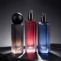 Vente en gros de flacons de parfum en verre transparent carrés colorés de 30 ml et 50 ml avec pulvérisateur à sertir et bouchon à bille