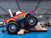 Château gonflable Monster Truck commercial, grand château de saut en forme de voiture avec toboggan pour les fêtes d'enfants et la location d'événements