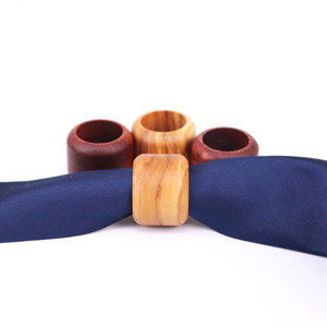 รับสั่งทำตามแบบ และขั้นต่ำในการสั่งซื้อน้อย  ตัวช่วยผูกโบว์ไทขนาด 20 มม. ทำจากไม้มะกอกและไม้สีแดงกุหลาบ - Product Image 5