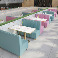 Ensemble de mobilier de restaurant et café moderne et écologique, chaise en cuir véritable rose, tables en marbre, bases en métal doré, canapé