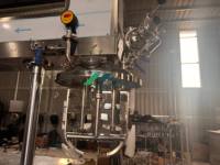 Reaktor Batch Pengaduk Emulsi Vakum dengan Pengontrol Suhu, Homogenizer Geser Tinggi, dan Penutup Pengangkat Hidrolik