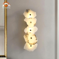 Applique murale de luxe en marbre naturel avec cadre doré décoratif pour hôtels haut de gamme et bureaux de vente