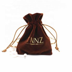 Pochette en velours brun foncé avec cordon de serrage et logo personnalisé en relief pour le rangement de bijoux, montres et lunettes - Emballage cadeau avec échantillons gratuits - Product Image 6