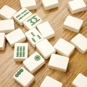 Fichas de Mahjong Pintadas a Mano, Ecológicas, con Patrón Circular, Decoración Artesanal Coleccionable, Estatua de Resina Verde y Amarilla SAMI - Product Image 1