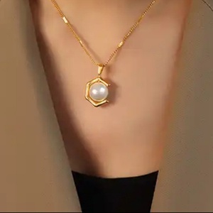 Collier Pendentif Géométrique en Perles Plaqué Or 18K en Acier Inoxydable, Vente Chaude, Bijoux Fantaisie de Créateur pour Femme, Vente en Gros - Product Image 1