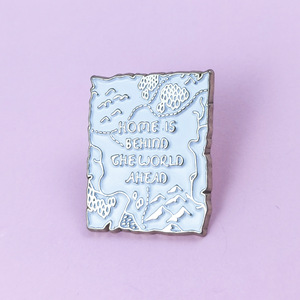 Broche Minimalista con Paisaje Montañoso, Insignia Metálica Personalizada con Letra Inglesa Geométrica, Accesorio Decorativo Versátil en Stock - Product Image 2