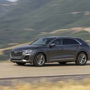 <span class=keywords><strong>Audi</strong></span> <span class=keywords><strong>Q8</strong></span> <span class=keywords><strong>55</strong></span> <span class=keywords><strong>TFSI</strong></span> 2024 pour <span class=keywords><strong>S</strong></span> <span class=keywords><strong>Line</strong></span> Luxury SUV, hybride 8 vitesses, vitesse maximale 250 km/h, 5 portes, 5 places, véhicule d'occasion chez Large Auto - Product Image 2