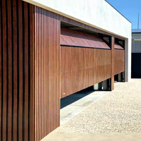 Porte de garage moderne en bois grainé USA par Multishades, porte automatique à lattes de sécurité en panneaux sandwich en aluminium expansé