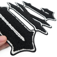 Patch de logo de broderie en chenille personnalisé en usine patchs thermocollants en forme de fleur de coeur 3D avec bordure découpée au laser pour chapeaux