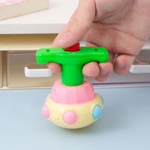 Toupie lumineuse en forme de lotus pour enfants de 2 à 4 ans, jouet unisexe en plastique avec fonction clignotante - Product Image 3