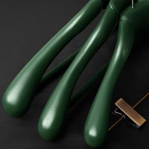 LINDON hoogwaardige op maat gemaakte luxe leren houten kleerhangers met fluwelen stang - Product Image 3