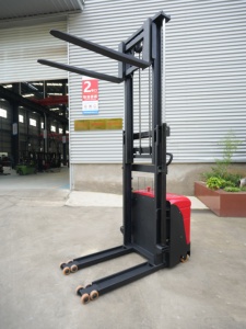 รถยกพาเลทไฟฟ้า รับน้ำหนัก 1500 กก. ใช้มอเตอร์ไฟฟ้ากระแสตรง สำหรับใช้งานภายในอาคาร แบบยืนขับ สีแดงดำ - Product Image 5