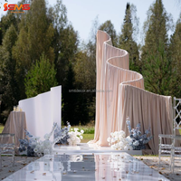 Support de toile de fond de mariage incurvé en tissu rose personnalisé pour extérieur avec arche métallique pour scène de mariage