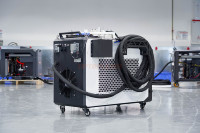 Nettoyeur de surface industriel à laser pulsé 1000W, machine laser à fibre stable pour l'élimination de la rouille métallique et le décapage multi-matériaux