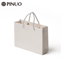 Sac cadeau en papier beige horizontal de luxe PINUO avec poignée en corde torsadée, logo personnalisé imprimé, sac de shopping pour emballage de bijoux