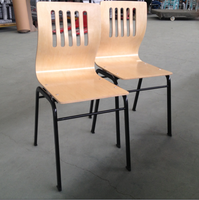 Chaise de restaurant, de café ou de salle à manger en acier bon marché, moderne, durable et écologique pour les aires de restauration
