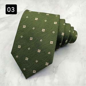 Corbata de poliéster con estampado floral pequeño verde fresco y logo para hombre, ideal para trajes formales o casuales de negocios. - Product Image 4