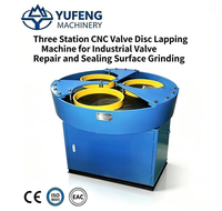 Machine de rodage de disques de soupapes CNC à trois stations pour la réparation de soupapes industrielles et le rectage des surfaces d'étanchéité