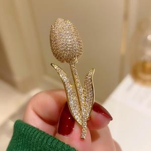 Bros Tulip Elegan Kristal Pave Bunga Berlapis Emas Pin Berhias Berlian Imitasi untuk Mantel Musim Semi, Syal, Perhiasan Grosir Bros untuk Wanita - Product Image 4
