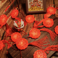 Décoration d'ambiance pour le salon du Nouvel An chinois avec lanternes rouges LED, lumières colorées, ciel étoilé et guirlandes lumineuses de lanternes rouges