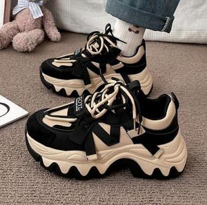 Scarpe sportive <span class=keywords><strong>nere</strong></span> con suola spessa da <span class=keywords><strong>donna</strong></span> con lacci Casual da <span class=keywords><strong>donna</strong></span> di nuovo arrivo estivo all'ingrosso - Product Image 1