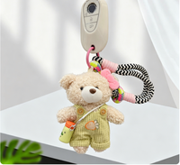 Pantalon cargo en peluche mignon et une sangle bandoulière pour bouteille d'eau avec un porte-clés en forme d'ours en peluche et accessoire de suspension pour sac