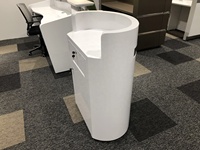 Bureau de coiffeur, petit format, simple, comptoir de réception de salon, moderne, blanc, or, bande décorative, bureau rond