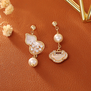 Vente en gros de boucles d'oreilles en argent 925 avec perle de <span class=keywords><strong>nacre</strong></span> naturelle dorée 24 carats, fermoir de sécurité en forme de citrouille, bijoux tendance pour femmes - Product Image 1