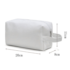 Bolsa de Maquillaje Personalizada con Logotipo, Bolsa de Cosméticos de Viaje con Iniciales, Textura de Waffle Blanca, Organizador Elegante para Viajes - Product Image 2