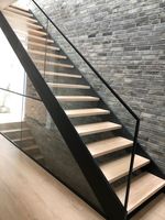 Maßgefertigte gerade Doppelträger-Treppe mit schwarzen Stahlträgern, Holzstufen und rahmenlosem Glasgeländer für Zuhause