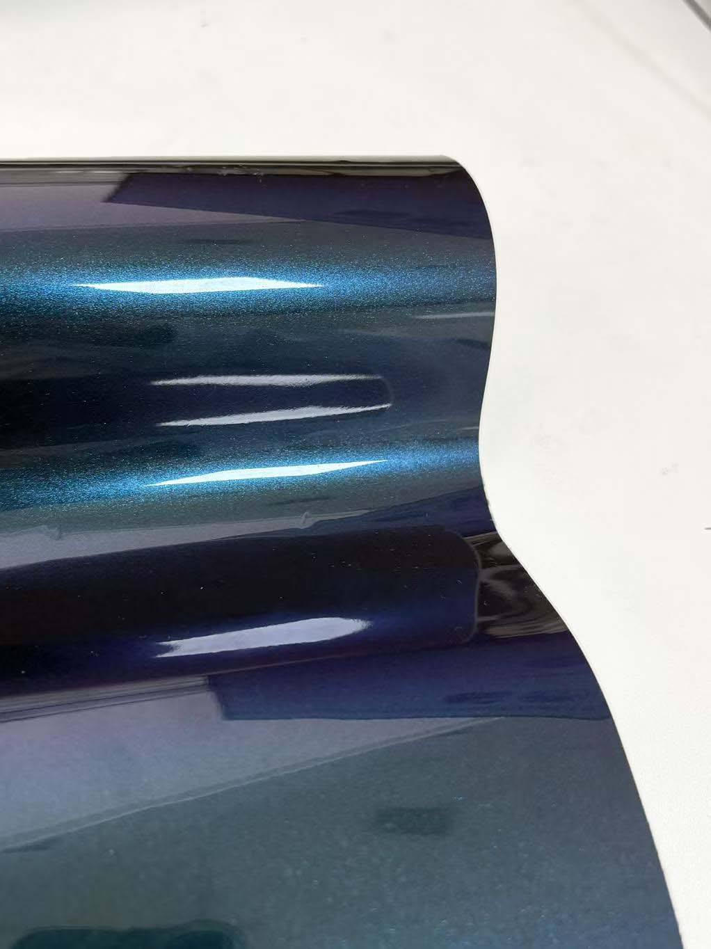 สีน้ำเงินเข้มถึงสีม่วง