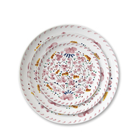 Vente en gros d'assiettes de présentation en céramique à fleurs roses en porcelaine peintes à la main pour mariage et banquet