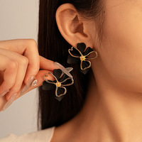 Anting-anting bunga berlapis ganda yang sederhana dan manis, modis untuk dipakai sehari-hari dan serbaguna untuk wanita.