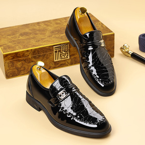 Mocasines de charol para hombre con punta en pico, sin cordones, de color liso, para negocios o uso casual, para todas las estaciones, con suela de goma. - Product Image 2