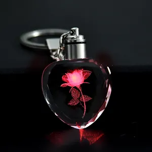 Llavero con diseño de flor Rosa colorida, llavero de luz Led con diamantes de imitación de cristal de amor con forma de corazón para amantes, joyería