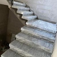 Escalier droit en marbre de qualité supérieure pour bâtiment moderne avec marches en pierre durables et solution d'escalier personnalisée