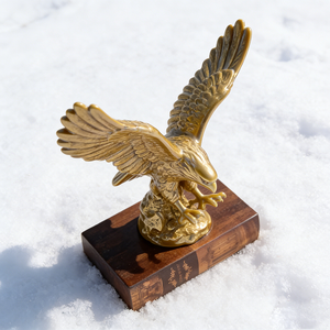 Statuetta dell'Eagle Dorato Maestoso, Decorazione in Resina dell'Aquila Cacciatrice per Casa e Ufficio - Product Image 4